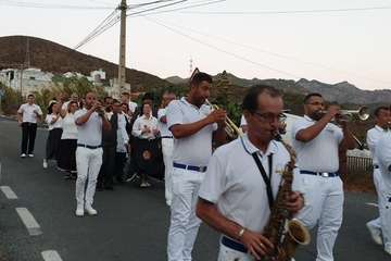 Una diana floreada prepara a Lomo Magullo para la Traída del Agua (Foto Francisco Javier Santana y José Florido)